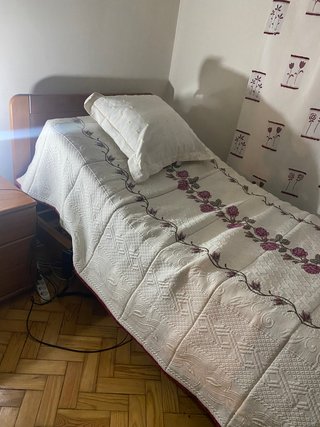 2 Camas Individuais – 1 com Estrado Elétrico