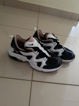 Tenis Nike Negro, Rosa y Blanco nuevos.