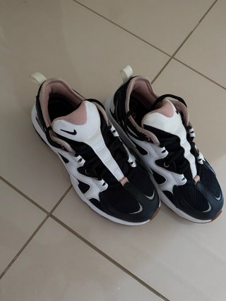 Tenis Nike Negro, Rosa y Blanco nuevos.