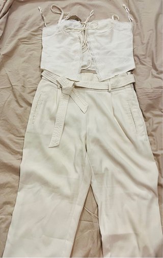 Top lencero blanco Stradivarius con lazada