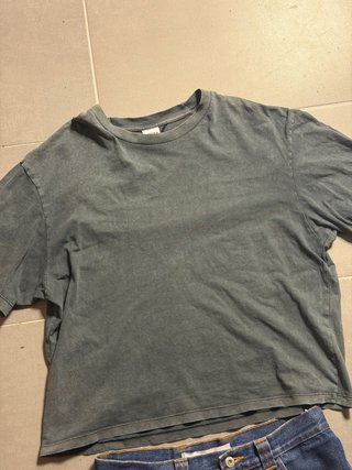 Camiseta cropped negro lavado
