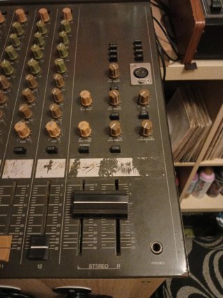 Mesa de mezclas Yamaha MC1202.