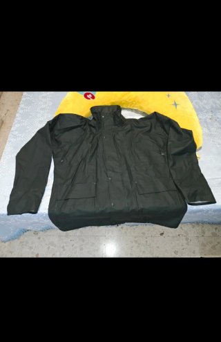 Chaqueta impermeable verde