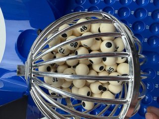 Máquina de Bingo con Bolas y Cartones