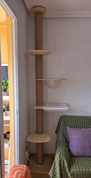 Árbol rascador para gatos ajustable con hamaca.