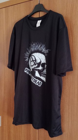 Camiseta Punks Not Dead Calavera Punk