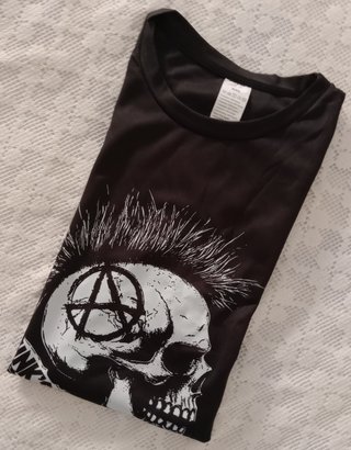 Camiseta Punks Not Dead Calavera Punk