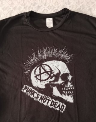 Camiseta Punks Not Dead Calavera Punk