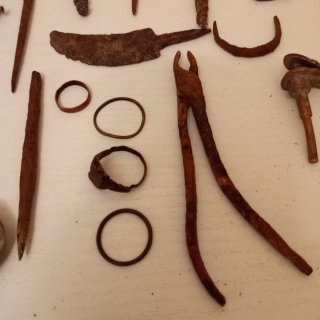 Lote de antigüedades: llaves, candado, etc.