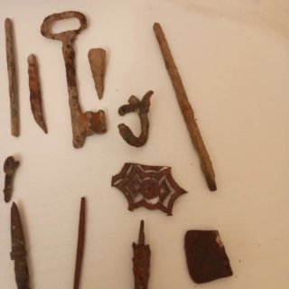 Lote de antigüedades: llaves, candado, etc.