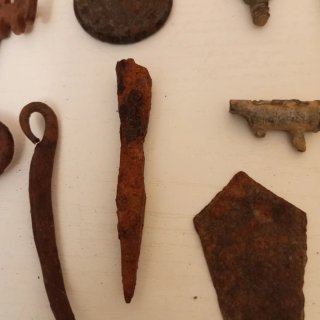 Lote de antigüedades: llaves, candado, etc.