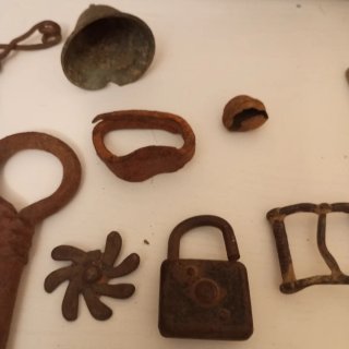 Lote de antigüedades: llaves, candado, etc.