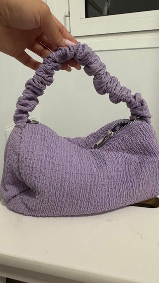 Bolso lila con asa fruncida