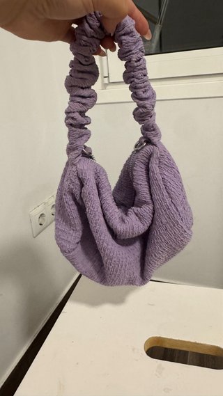 Bolso lila con asa fruncida