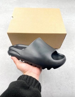 Chanclas negras cómodas y minimalistas