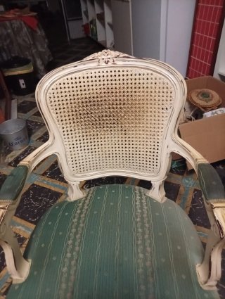 Silla antigua estilo Luis XV tapizada