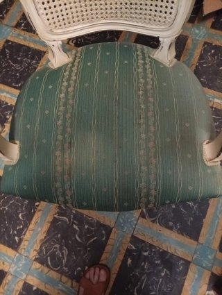Silla antigua estilo Luis XV tapizada
