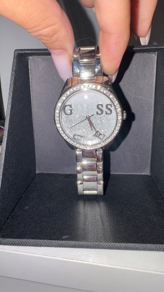 Reloj Guess plateado con pedrería