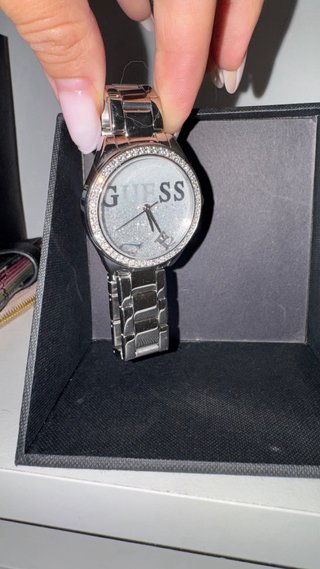Reloj Guess plateado con pedrería