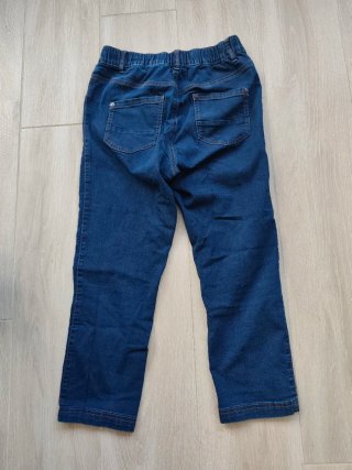 Pantalón vaquero azul tobillero.