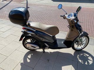 Piaggio Liberty 125 gris asiento marrón