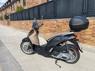 Piaggio Liberty 125 gris asiento marrón