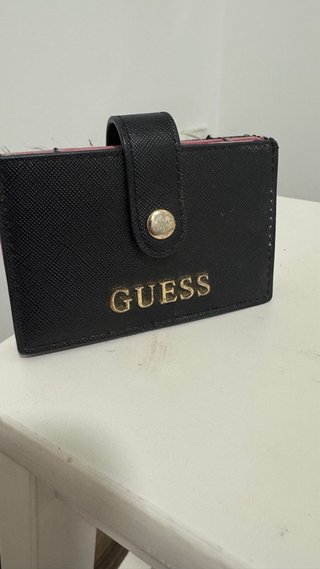 Cartera Guess Negra con Detalles Dorados