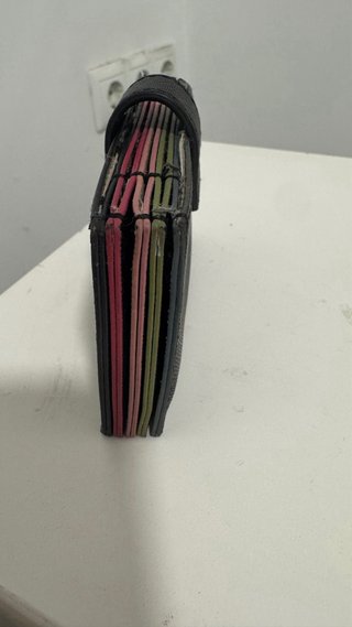 Cartera Guess Negra con Detalles Dorados