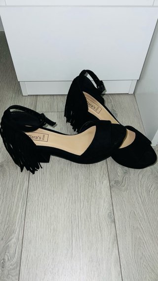 Sandalias negras tacón flecos