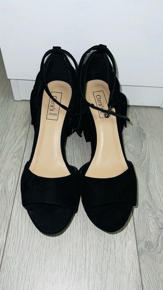 Sandalias negras tacón flecos
