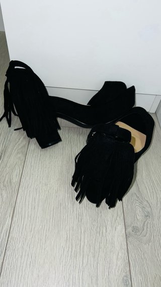 Sandalias negras tacón flecos