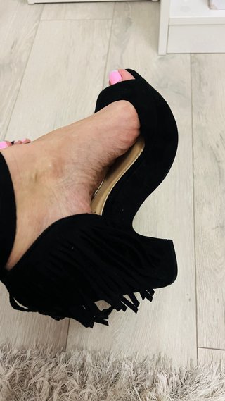 Sandalias negras tacón flecos
