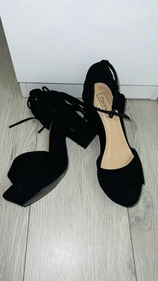 Sandalias negras tacón flecos