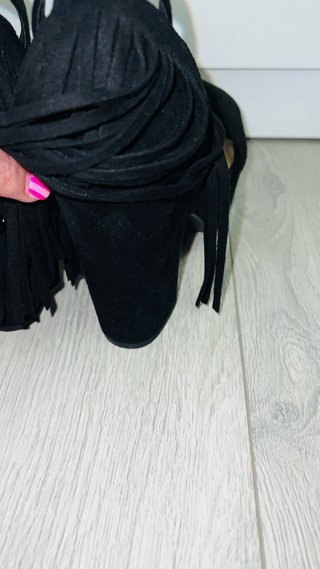 Sandalias negras tacón flecos