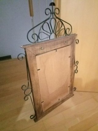 Espejo de madera tallada con detalles metálicos
