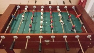 Futbolín madera maciza casi nuevo