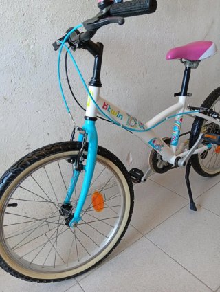 Bicicleta niña Btwin 20 pulgadas blanca y azul
