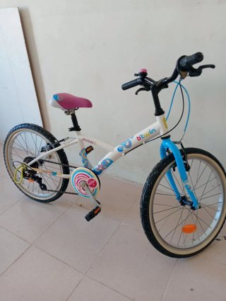 Bicicleta niña Btwin 20 pulgadas blanca y azul