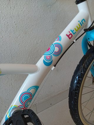 Bicicleta niña Btwin 20 pulgadas blanca y azul