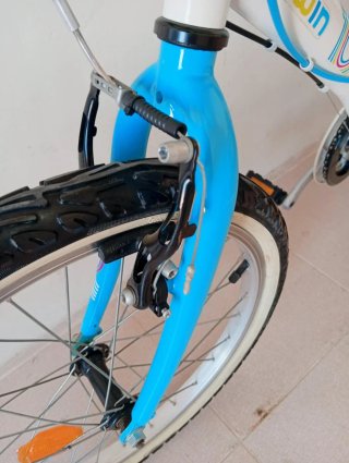 Bicicleta niña Btwin 20 pulgadas blanca y azul