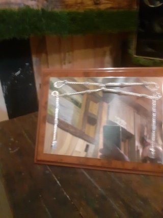 Marco de madera con espejo decorado