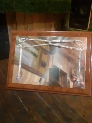 Marco de madera con espejo decorado