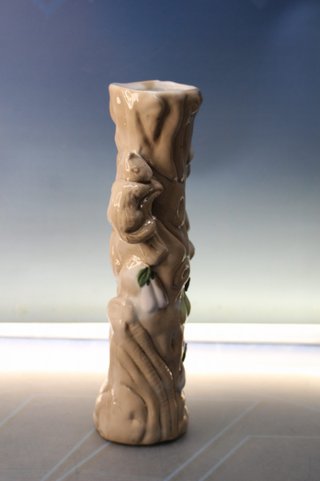 Jarrón de porcelana, tronco con ardillas.