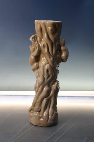 Jarrón de porcelana, tronco con ardillas.