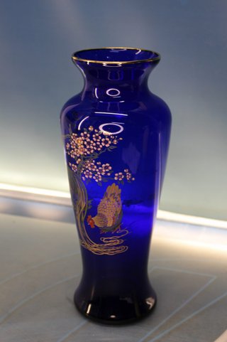 Original jarrón oriental cristal azul cobalto con esmalte de gallo y cerezo.