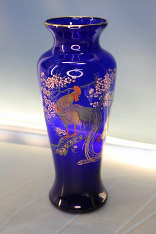 Original jarrón oriental cristal azul cobalto con esmalte de gallo y cerezo.