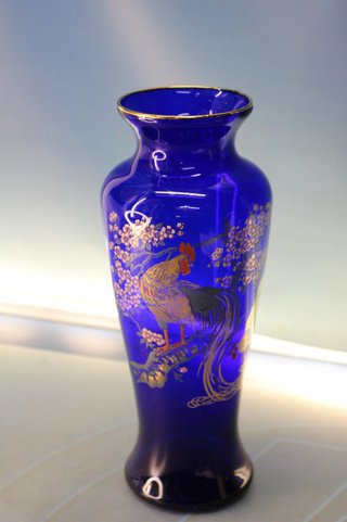 Original jarrón oriental cristal azul cobalto con esmalte de gallo y cerezo.