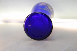 Original jarrón oriental cristal azul cobalto con esmalte de gallo y cerezo.