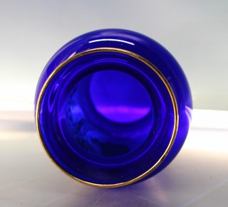 Original jarrón oriental cristal azul cobalto con esmalte de gallo y cerezo.