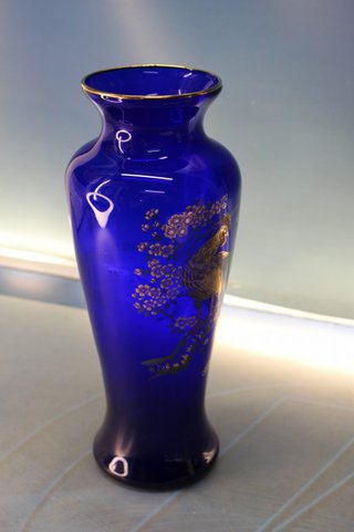Original jarrón oriental cristal azul cobalto con esmalte de gallo y cerezo.